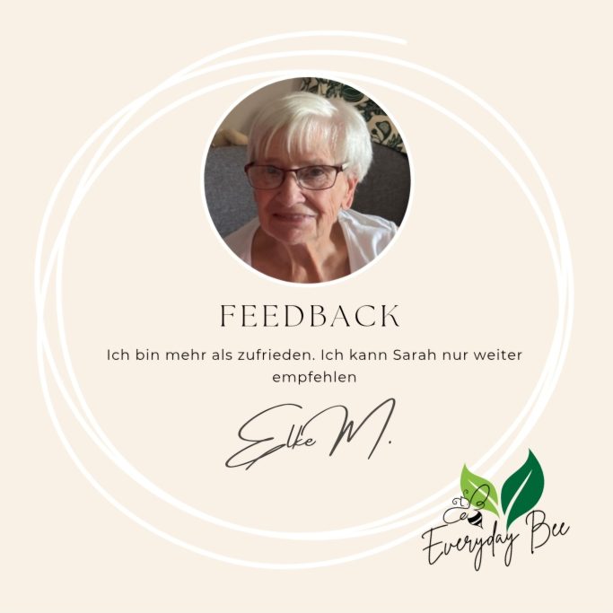 Glücklich Ältere Frau mit Brille, lächelnd, gibt positives Feedback. Unterschrift: Ella M.